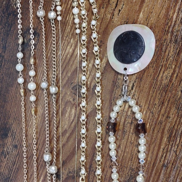 5 Assorted Pearl Necklaces - Picture 6 of 12